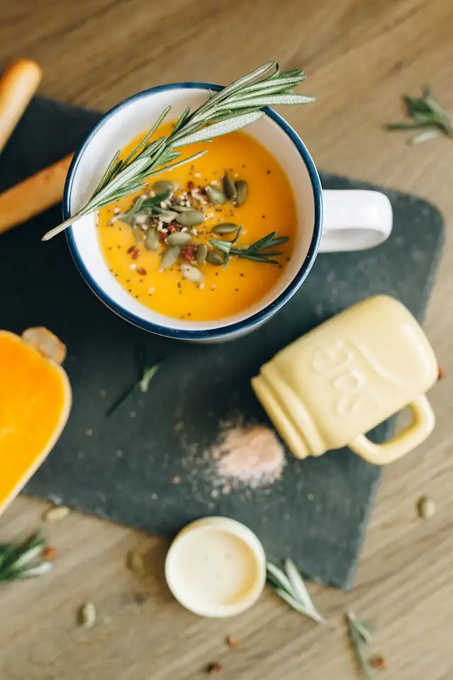 Warme Ingwer-Kürbissuppe mit Linsen, eine herzhafte und geschmackvolle Mischung aus Gewürzen, Kürbis und eiweißreichen Linsen.